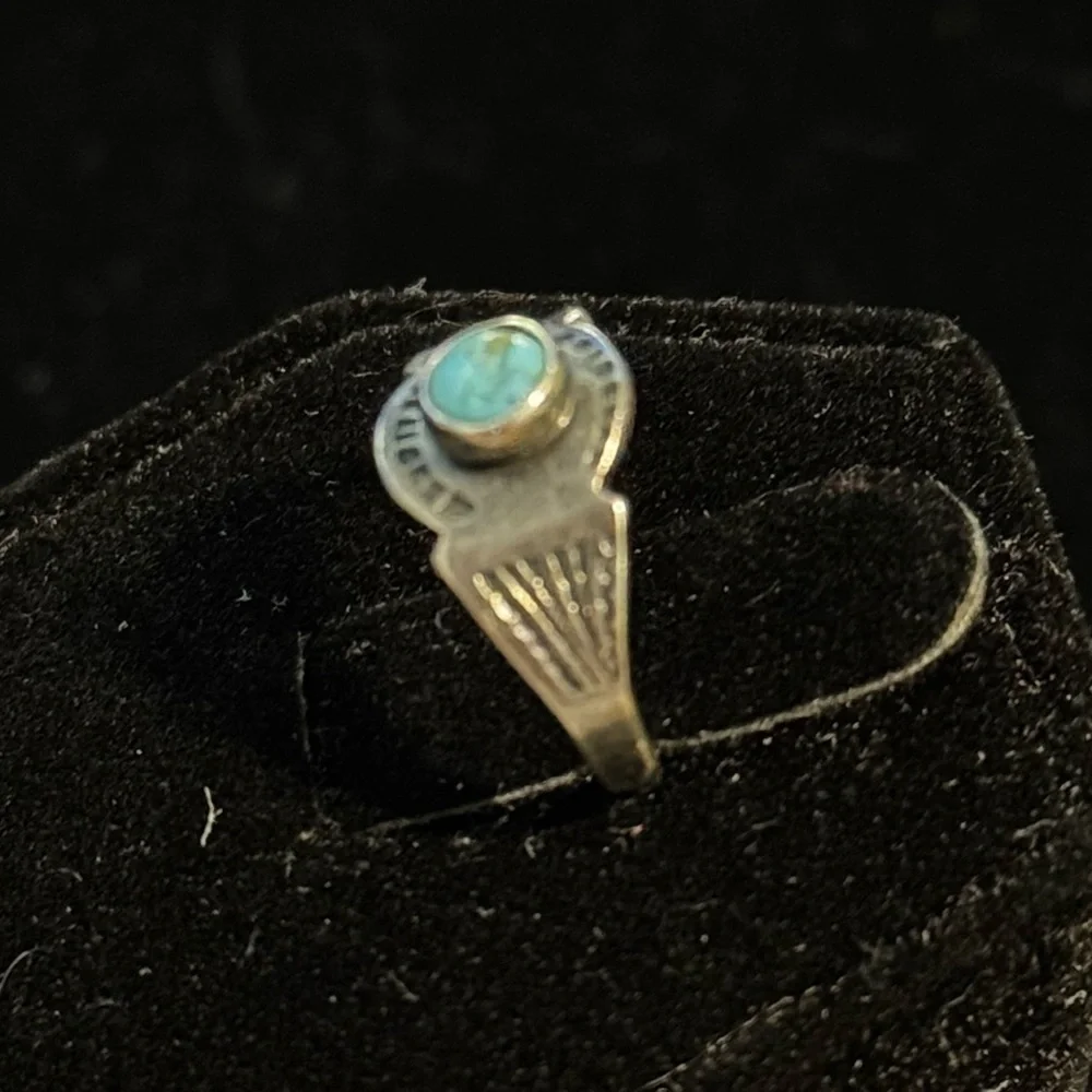 Vintage Native American Turquoise Sterling Silver Ring - Picture 3 of 4